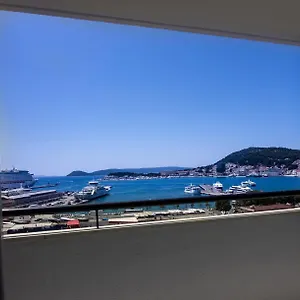 Sea La Vie Centre Apartment